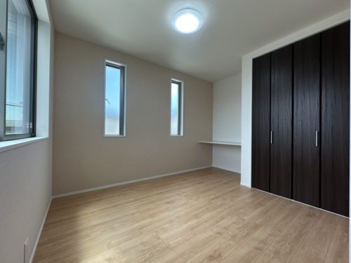 多くの自然光を取り込む明るい洋室。