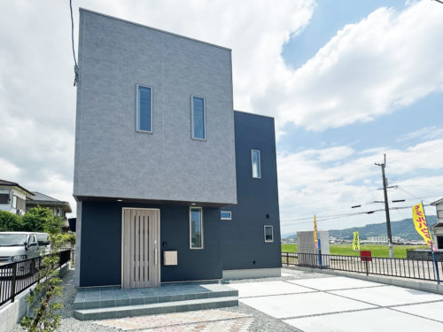 モダン+スタイリッシュな外観！人気のモルタル調のアクセントでオシャレさもUP。(外観)