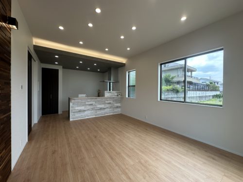 天井高を生かした折り下げ天井は色分けすることで、立体感をプラス！夜は間接照明で明るさと雰囲気を演出！(居間)