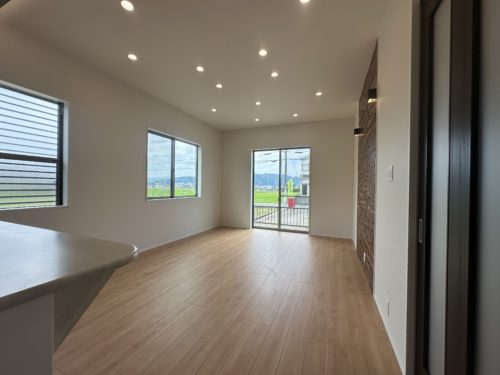 ハイルーフ天井高2800のこうふくスタイルのLDK！縦×横×高さで解放感も言う事なしの一石三鳥！リビングスペースには、木目調タイルで高級感UP。(居間)