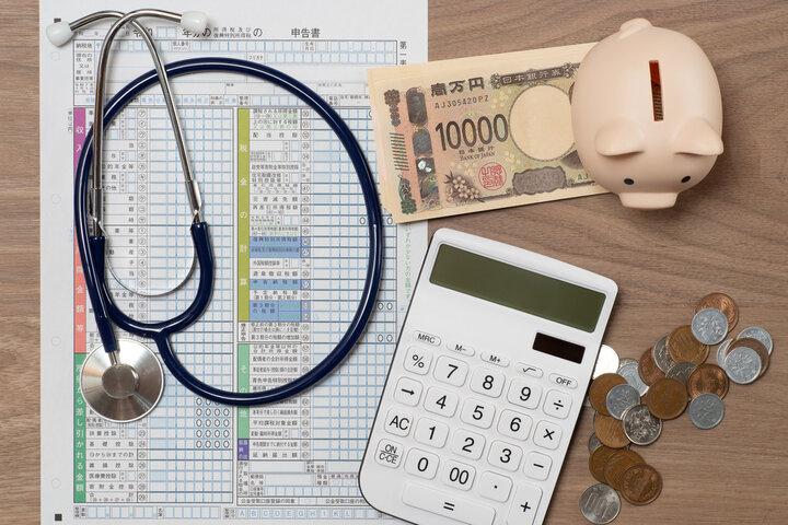 スマホで手続きするイメージ