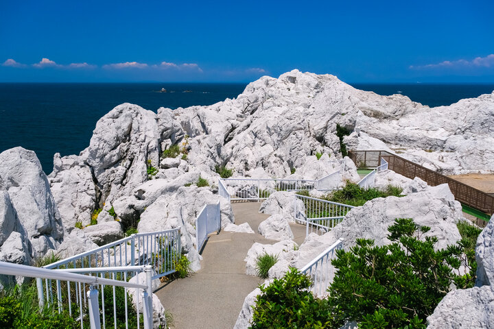 白崎海洋公園の白い岩と青い海