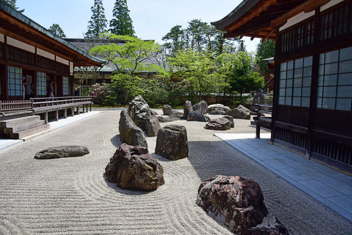 宿坊の客室と庭園