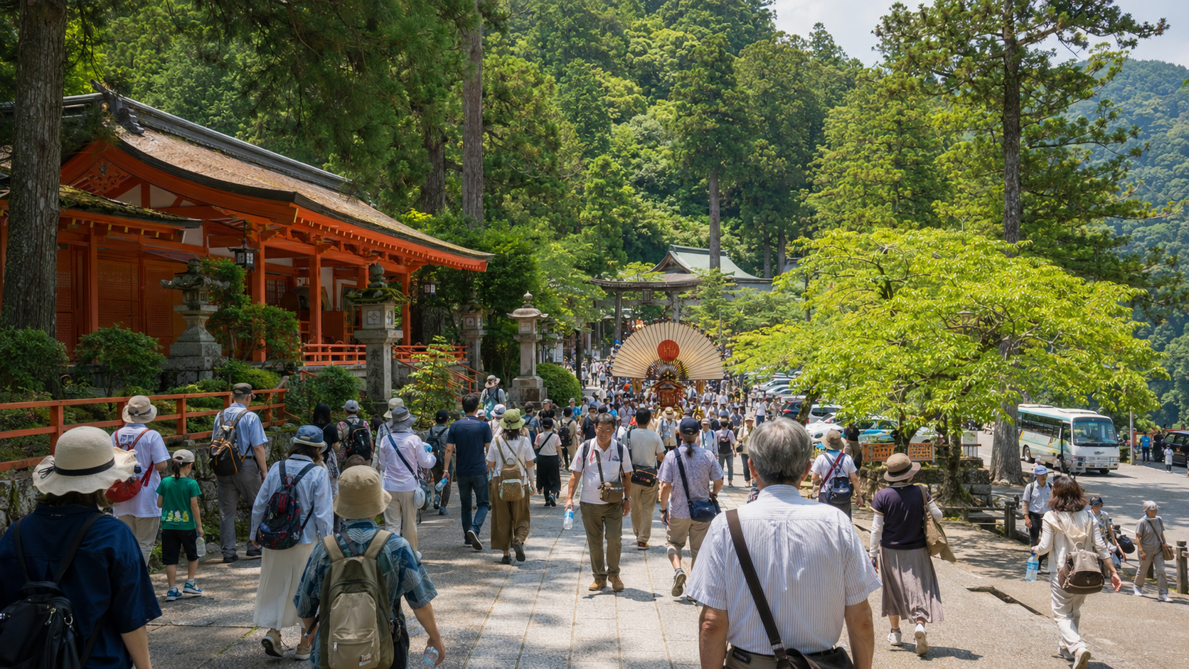 真夏の参道・人混みのイメージ